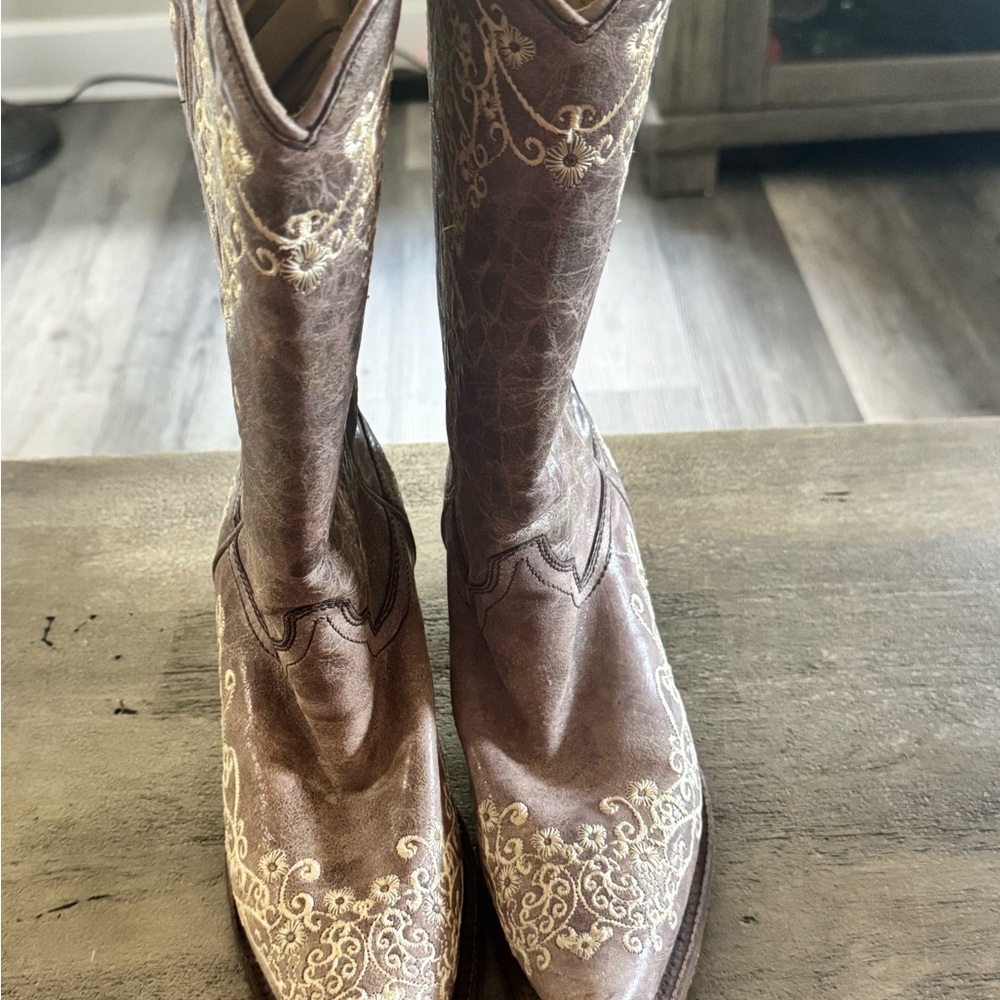 Elegant Brown Boots with Cream Embroidery